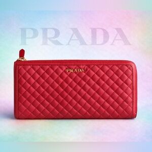 ✨Authentic Prada Tessuto Quilted Zip Wallet – Timeless Chic 💄✨